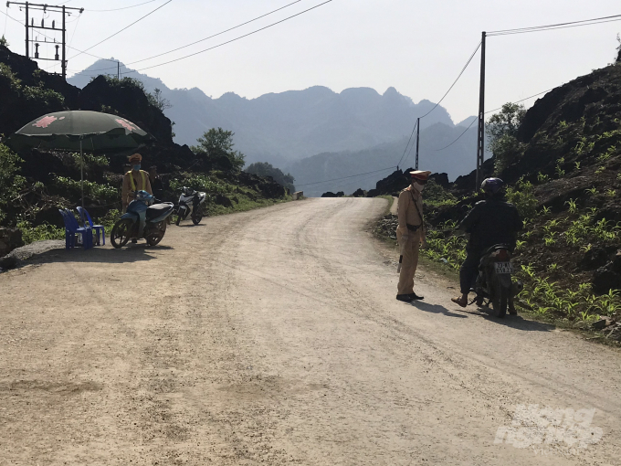 Lực lượng chức năng huyện Đồng Văn kiểm soát chặt chẽ việc đi lại của người dân sau khi công bố ca nhiễm Covid-19 đầu tiên. Ảnh: Đào Thanh.
