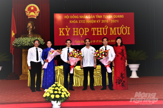 18-175206_937.jpg Lãnh đạo tỉnh Tuyên Quang tặng hoa chúc mừng các đồng chí tân Chủ tịch, Phó Chủ tịch UBND tỉnh Tuyên Quang. Ảnh: Thành Công.