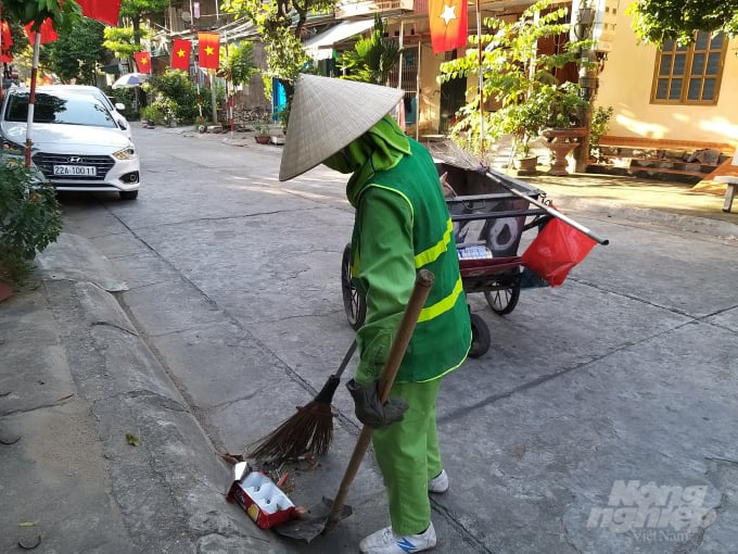 118419659_2372666689696443_3417182836905642873_o-065634_392.jpg Ngoài thời gian làm lao công, để có tiền chăm sóc con, chị Lê Thanh Hải làm thêm đủ nghề. Ảnh: Trần Ngọc.