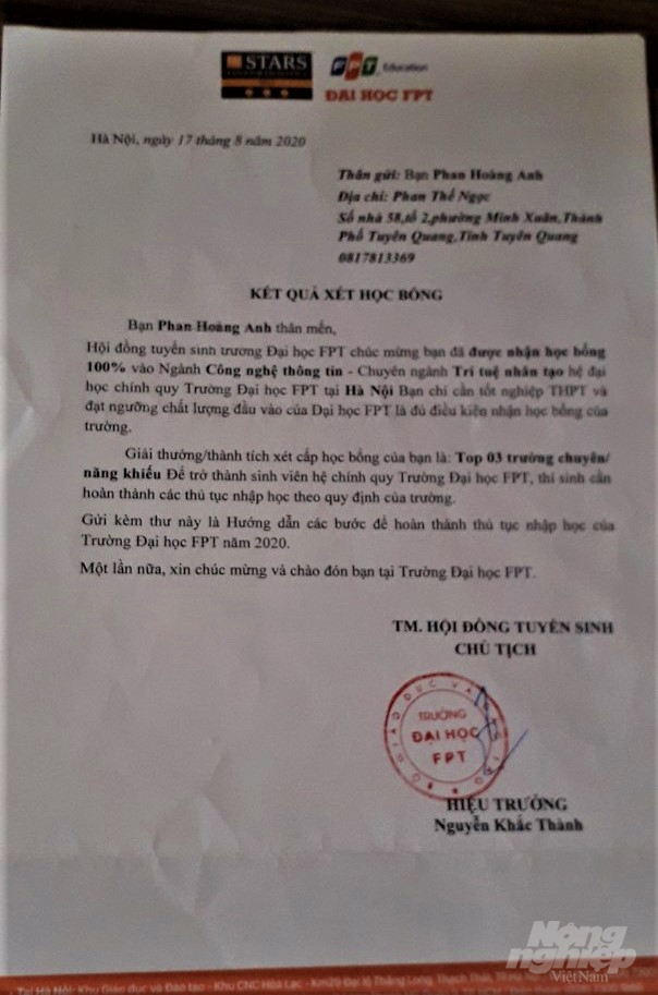 2-070031_481.jpg Giấy báo tuyển thẳng với 100% học bổng của Trường Đại học FPT là nguồn động viên quý giá trong chuỗi ngày vất vả của Hoàng Anh và gia đình. Ảnh: Đào Thanh.