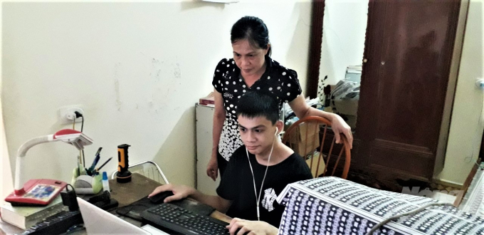 3-065429_325.jpg Tình yêu thương của chị Hải, anh Ngọc luôn là điểm tựa quan trọng cho con trai vững bước. Ảnh: Đào Thanh.