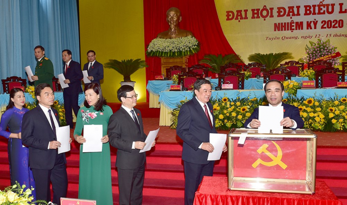 z2125543031693_b69735e870c5bf2bd46ee26cce6bc7ac-182314_993.jpg Các đại biểu bỏ phiếu bầu 48 đồng chí vào Ban Chấp hành khóa mới. Ảnh: Thành Công.