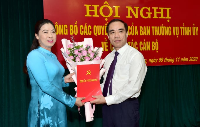 dsc_2401-121133_721.jpg Bí thư Tỉnh ủy Chẩu Văn Lâm trao quyết định cho bà Lê Thị Kim Dung. Ảnh: Báo Tuyên Quang.