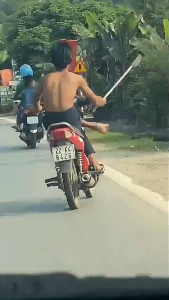 150472046_272919450865985_6775172696953612517_n-090620_562.jpg Đối tượng C, cầm dao điều khiển xe máy trên Quốc lộ 2 khiến người dân hoang mang. Ảnh: TL.