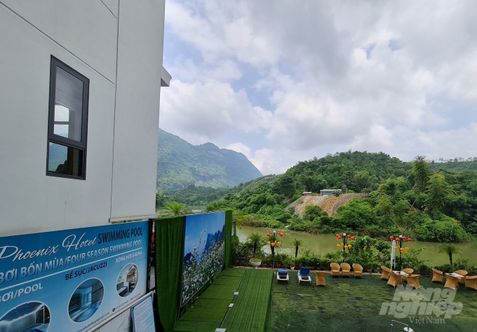 z2639717592386_8e6c6d4a6421052e97d284f5b1d24166-162526_215.jpg Phần lấn chiếm sông Lô xây dựng trái phép của khách sạn Silk River Hotel. Ảnh: Đào Thanh.