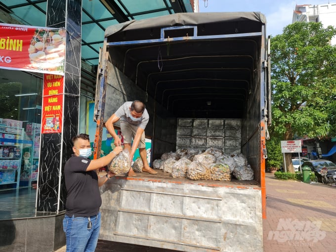 Giúp người nông dân xã Thái Bình các cơ quan, đơn vị, người dân tỉnh Tuyên Quang đã hỗ trợ tiêu thụ nhãn với giá từ 10.000 đến 13.000 đồng/kg.