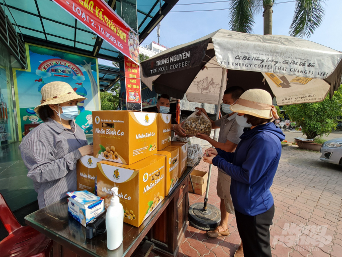 Trong 2 ngày 5,6/8 các cơ quan, đơn vị, doanh nghiệp và người dân tỉnh Tuyên Quang đã hỗ trợ người nông dân xã Thái Bình tiêu thụ gần 30 tấn nhãn. 