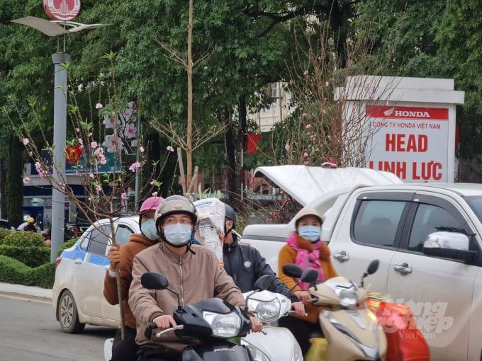 z3148707925851_5da941790b6131489de29cf2aeda2e1c-092950_823.jpg Mang 'Tết' về nhà.