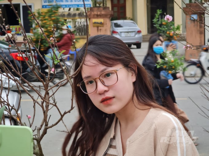 z3148707933840_d03b3498c5b9227cd39fbbbbe8acea06-092902_572.jpg Một bạn trẻ kịp mua cho gia đình mình cành đào để chơi Tết.
