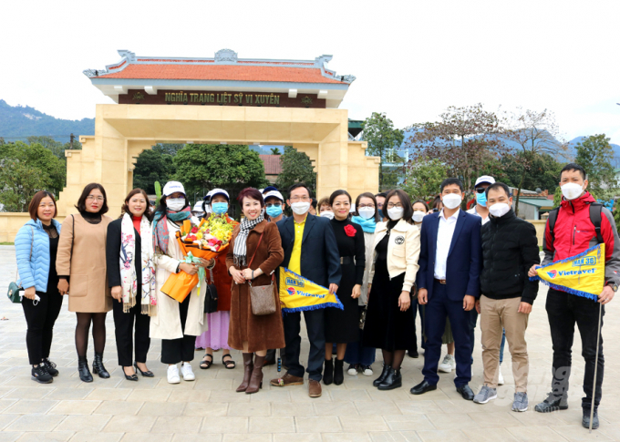 anh_-_don_khach_du_lich_den_hg_dip_tet_le_hai_20220203221739-153634_723.jpg Đại diện lãnh đạo Sở Văn hóa - Thể thao và Du lịch tỉnh Hà Giang tặng hoa cho các vị khách đặc biệt. Ảnh: Tư liệu.
