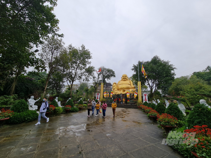 Do ảnh hưởng của dịch Covid-19, các du khách đến du lịch tâm linh tại các đền chùa đều chủ động không tập trung quá đông người tại 1 điểm, đeo khẩu trang nghiêm túc.