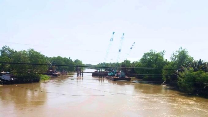 Đắp đập trên sông Ba Lai (Bến Tre).