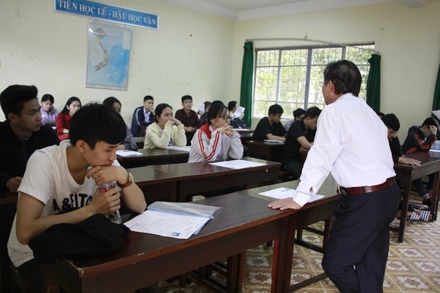 trang-14-15-hay-xem-viec-day-them-hoc-them-la-chuyen-binh-thuong-trong-xa-hoi-hien-nay-170503_20200211_796.jpg Dạy thêm, học thêm vẫn là vấn đề gây tranh cãi lâu nay (Ảnh minh họa).