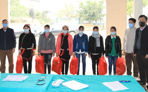 Những người được trở về nhà sau 14 cách ly vì nghi nhiễm Covid-19. Ảnh: Duy Tuấn.
