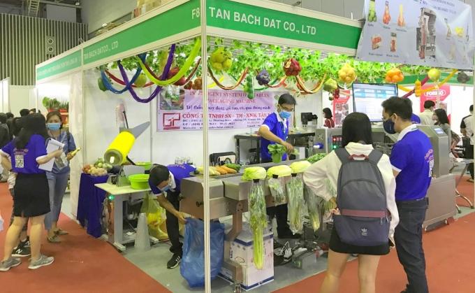 Giới thiệu dây chuyền đóng gói rau quả tại triển lãm. Ảnh: PC.