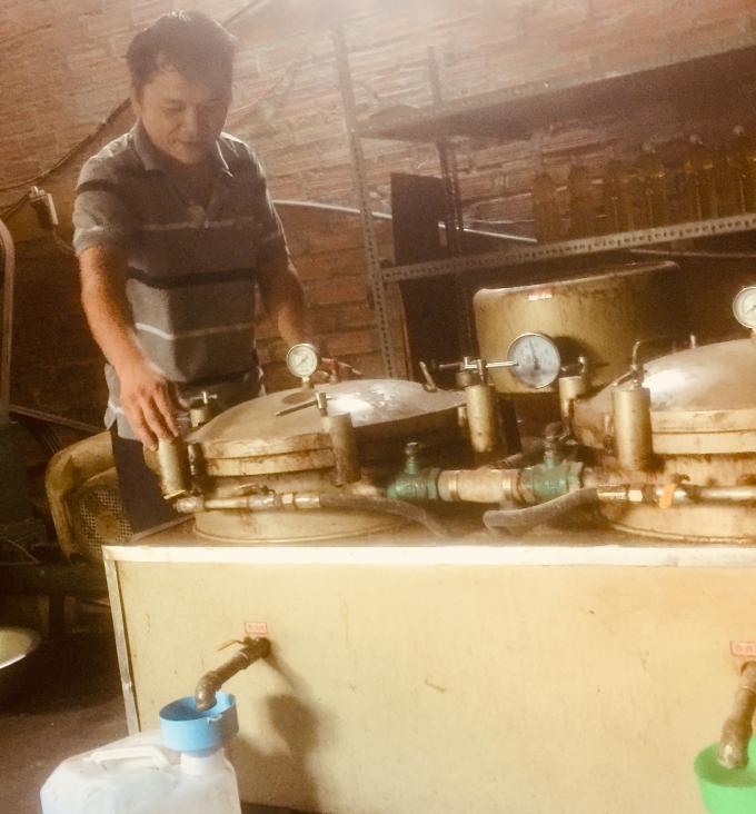 Cơ sở sản xuất Dầu phụng của anh Công Chính.
