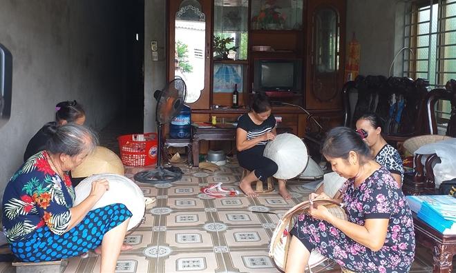 Nghề làm nón lá giúp nâng cao thu nhập cho người dân.