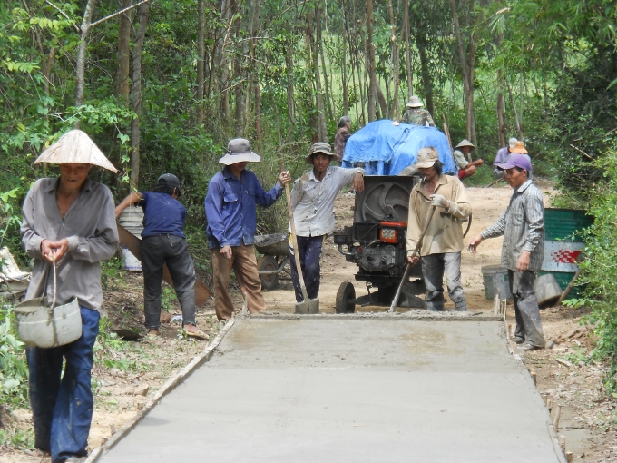 16373717nhan_dan_xa_cat_hung_tham_gia_lam_duong_giao_thong_nong_thon-163737-111426-152247.jpg Nhân dân xã Cát Hưng tham gia làm đường giao thông nông thôn.
