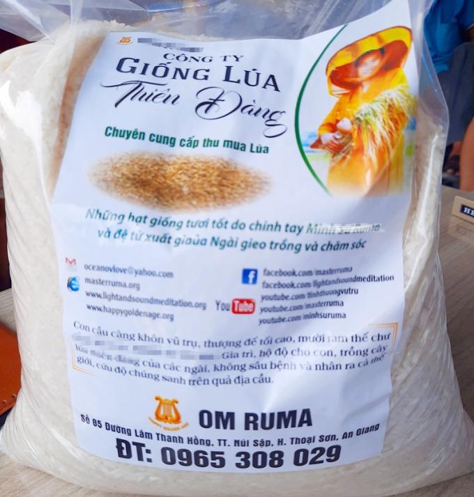 Bọc gạo Thiên Đàng được ông Kiệt giới thiệu công dụng “trên trời” vì cho có thể chữa được bệnh. Ảnh: Lê Hoàng Vũ.