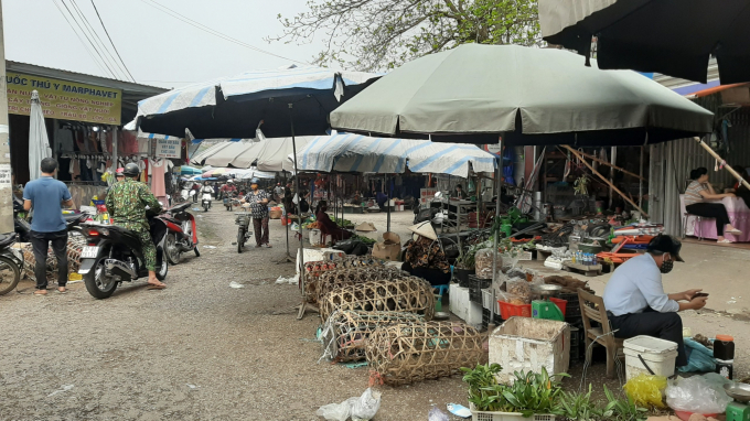 Khu vực ngoài chợ Đức Xuân vẫn thường xuyên có động vật hoang dã được bày bán công khai. Ảnh: T.N.