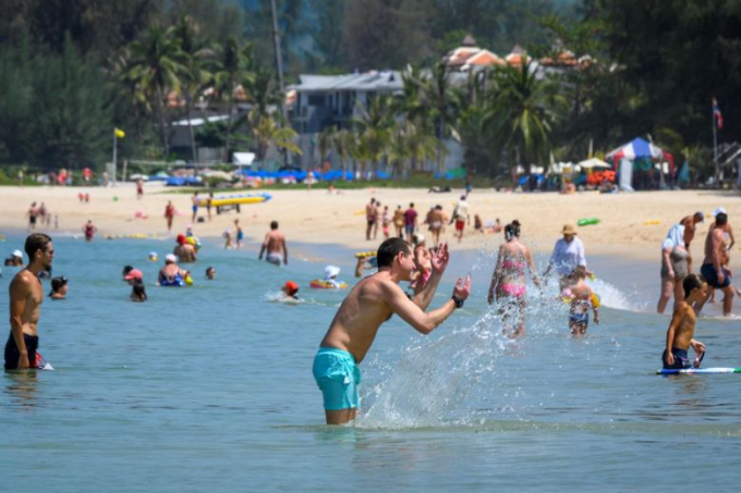 bai-bien-phuket-105745_277.jpg Khách du lịch tận hưởng tại một khu nghỉ dưỡng ở Phuket hôm 20/3/2020. Ảnh: AFP.