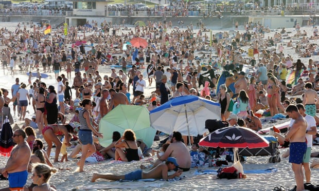 australian-covid-19-142433_859.jpg Bãi biển Bondi đông nghẹt người hôm 20/3/2020. Ảnh: John Fotiadis/AP.