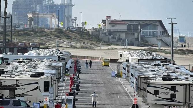america-covid-19-072651_986.jpg Một bãi đậu xe bên bờ biển Dockweiler State ở Los Angeles, California đang được sử dụng làm khu cách ly cho những người mắc Covid-19. Ảnh: Robyn Beck/AFP.