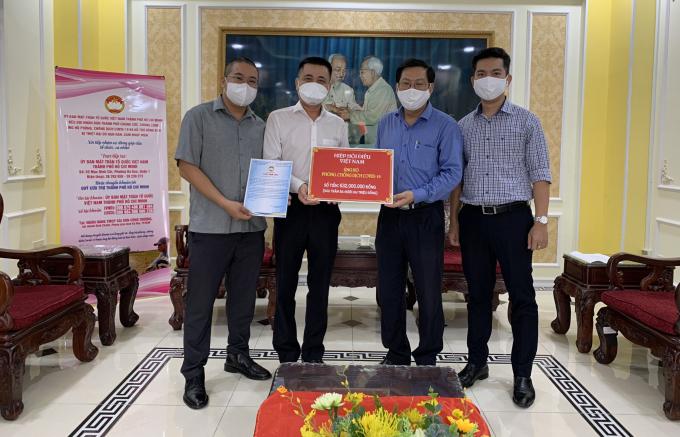 Đại diện VINACAS trao số tiền ủng hộ chống Covid-19 cho Ủy ban MTTQ TP HCM. Ảnh: VINACAS.