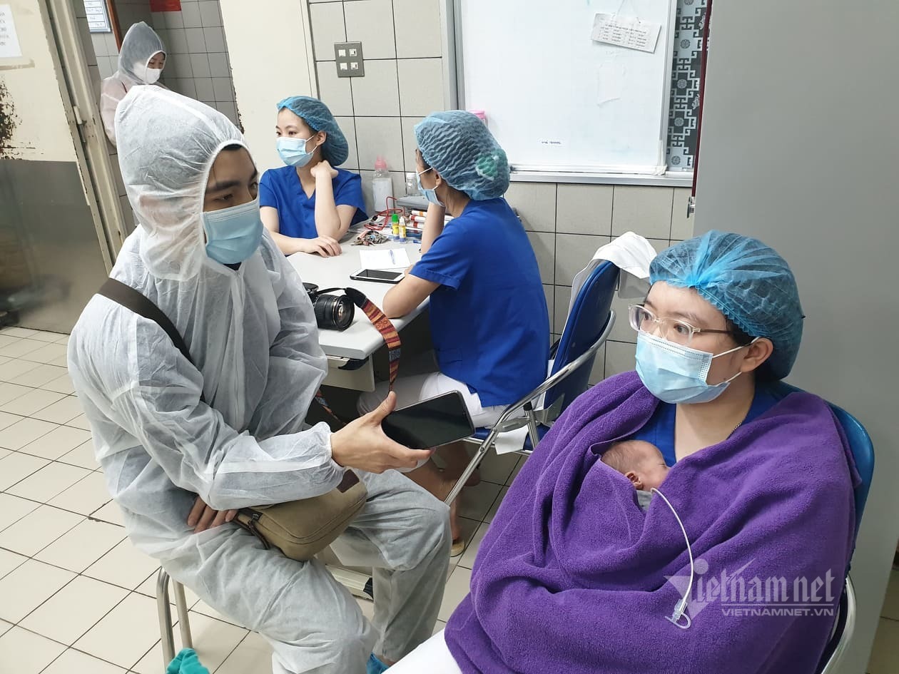 Phóng viên VietNamNet tác nghiệp tại bệnh viện Bạch Mai. Ảnh: Phạm Công.