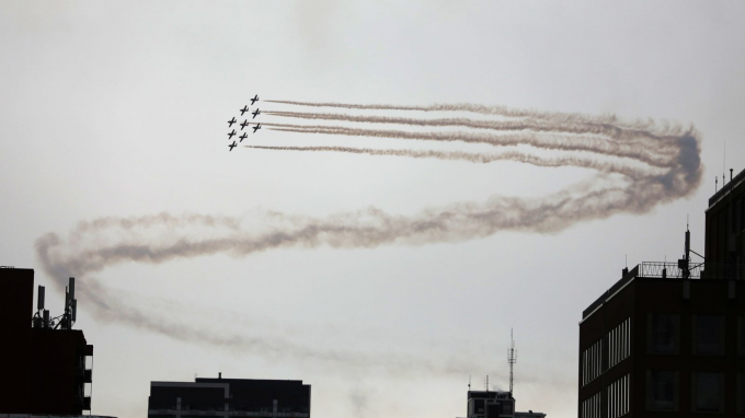 skynews-canadian-air-forces_4992923-081645_411.jpeg Phi đội Snowbirds trình diễn trên bầu trời Toronto hôm 10/5/2020. Ảnh: Sky News.