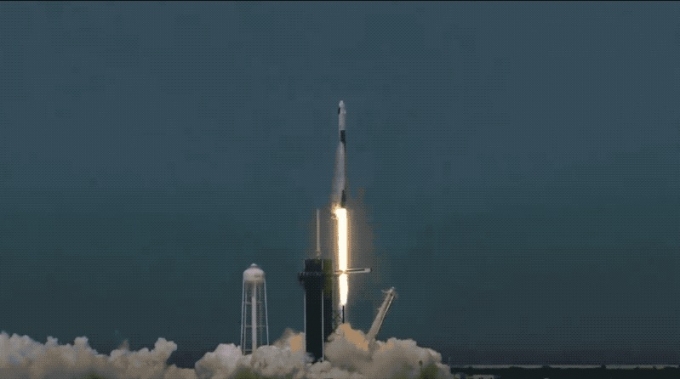 spacex--nguoi-tien-phong-095602_20200601_882.jpg Hình ảnh tên lửa Falcon 9 của SpaceX phóng thành công tại bệ 39A, Trung tâm vũ trụ Kennedy của NASA, Florida, ngày 31/5/2020. Ảnh: Tech Crunch.