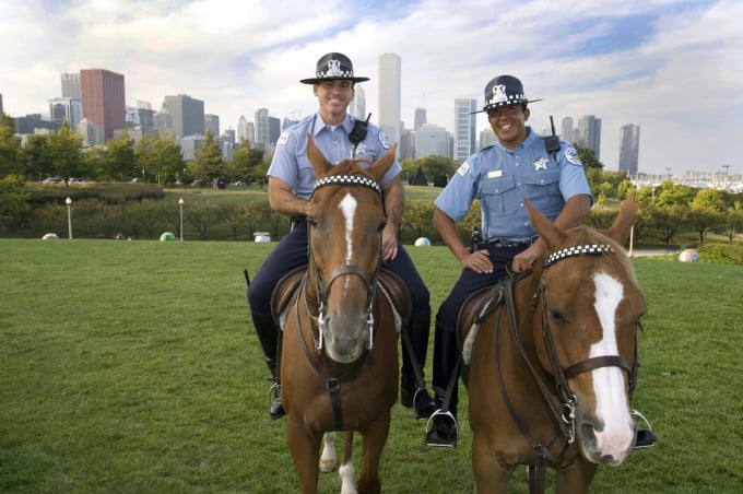 canh-sat-ky-binh-us-214722_913.jpg Hai sĩ quan thuộc đội cảnh sát kỵ binh Chicago hôm 30/9/2007. Ảnh: Chicago Cop.