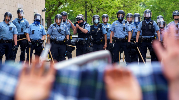 skynews-minneapolis-police_5008481-124420_257.jpg Thành phố Minneapolis quyết định cấm hành vi 'ghì siết cổ' của cảnh sát. Ảnh: Sky News.