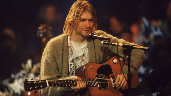 Huyền thoại Kurt Cobain chơi guitar acoustic tại MTV Unplugged năm tháng trước khi chết. Ảnh: Sky News.