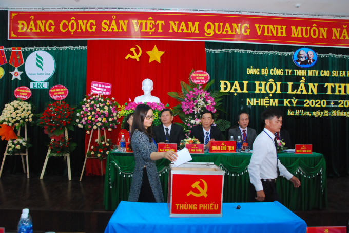 cao-su-ea-hleo-tap-trung-cham-lo-doi-song-nguoi-lao-dong-142303_20200626_423.jpg Ông Lê Anh Tuấn tái đắc cử Bí thư Đảng ủy Đảng bộ Công ty TNHH MTV Cao su Ea H'leo.