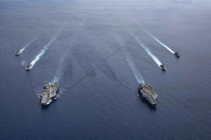 bien-dong-095831_180.jpeg Nhóm tác chiến tàu sân bay USS Ronald Reagan và USS Nimitz diễn tập trên Biển Đông ngày 6/7/2020. Ảnh: US Navy.