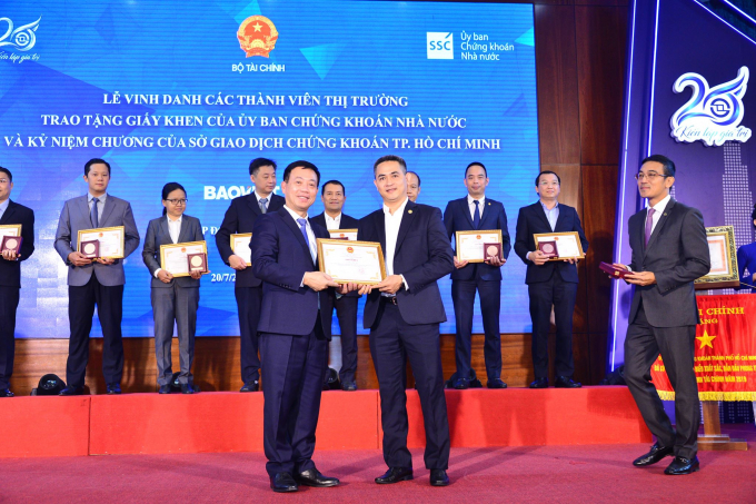 anh-1-162239_627.jpg Ông Trần Văn Dũng - Chủ tịch Ủy ban Chứng khoán Nhà nước - ghi nhận Tập đoàn Bảo Việt đã có những đóng góp tích cực cho thị trường chứng khoán Việt Nam.