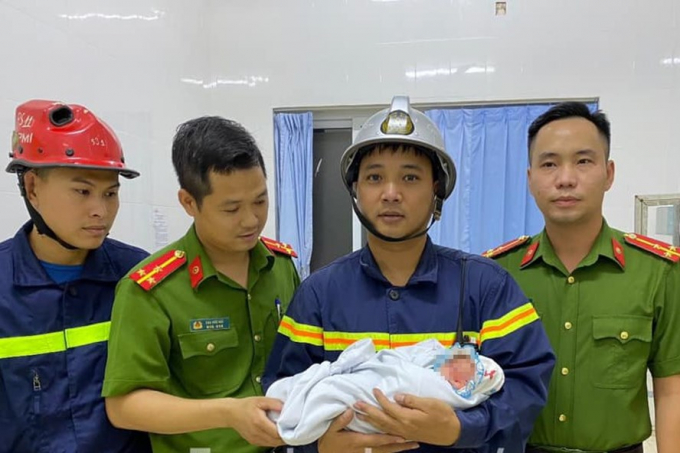 Cháu bé được giải cứu an toàn và đưa đến trạm y tế thị trấn để chăm sóc. Ảnh: Công an cung cấp.