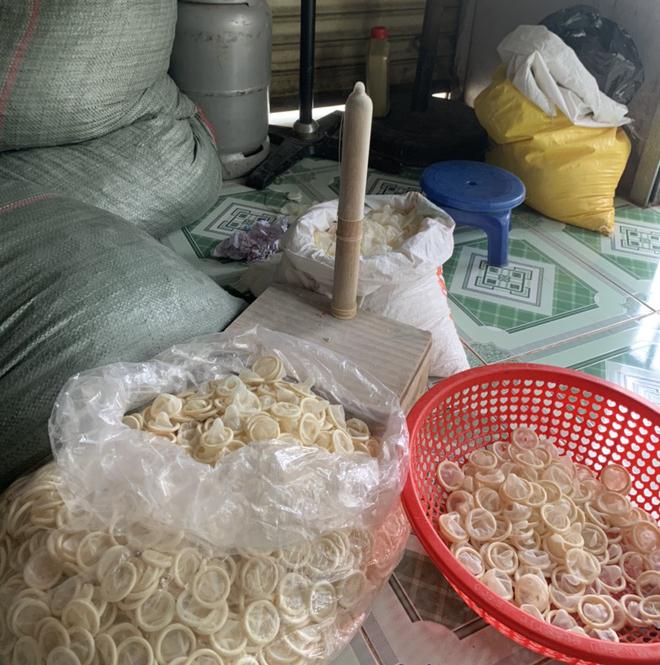 Đối tượng Ngọc dùng dương vật giả để vuốt lại, tạo hình, tái chế bao cao su đã qua sử dụng, sau đó đem đi tiêu thụ. Ảnh: Tổng Cục Quản lý Thị trường.