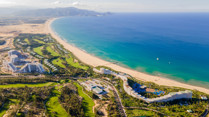 a4-101609_989.jpg Với sự ra mắt của FLC Grand Hotel Quy Nhon, quần thể FLC Quy Nhơn sẽ sở hữu hai khách sạn tiểu chuẩn 5 sao, công suất khoảng 2.500 phòng.