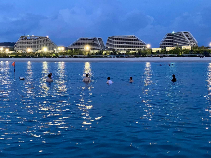 a5-101609_989.jpg Khách sạn mới FLC Grand Hotel Quy Nhon nhìn từ biển đêm.