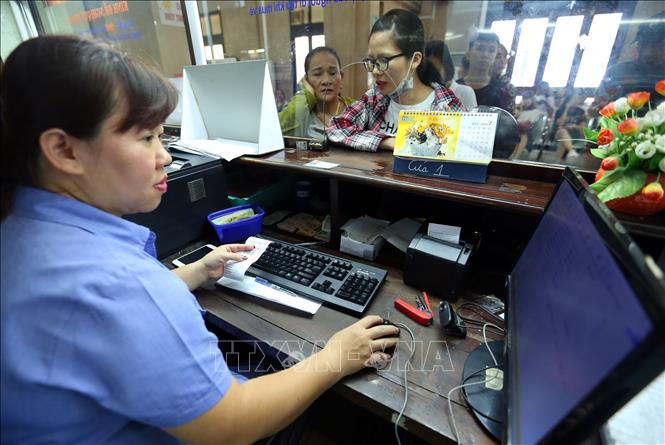 ban-ve-tau-143650_598.jpg Bán vé tàu tại ga Hà Nội. Ảnh: Huy Hùng/TTXVN.