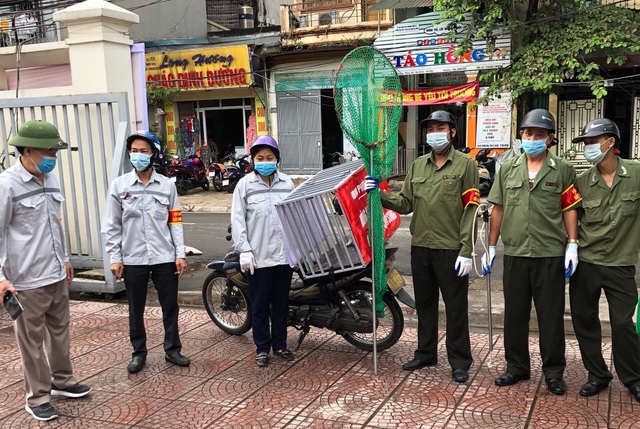 san-bat-cho-150942_79.jpg Cả 14/14 phường của quận Ba Đình đã lập đội chuyên trách bắt chó thả rông. Ảnh: Báo Dân trí.