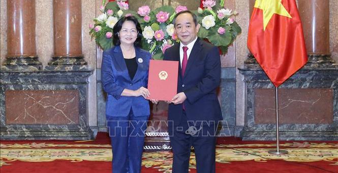 Phó Chủ tịch nước Đặng Thị Ngọc Thịnh trao quyết định điều động, phân công công tác, bổ nhiệm ông Lê Khánh Hải, Thứ trưởng Bộ Văn hóa, Thể thao và Du lịch làm Phó Chủ nhiệm Văn phòng Chủ tịch nước. Ảnh: Phương Hoa/TTXVN.