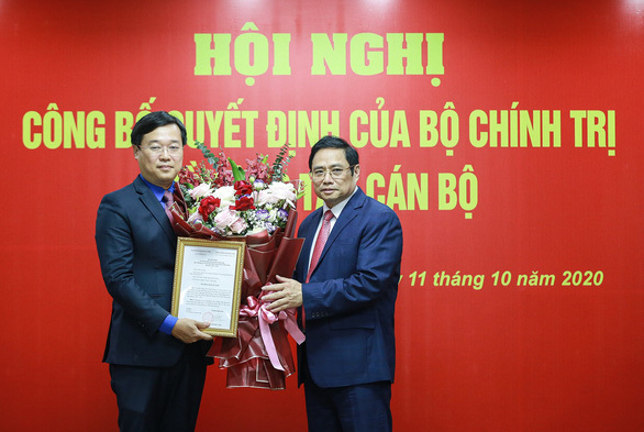 ong-lqp-194926_352.jpg Ông Phạm Minh Chính trao quyết định cho ông Lê Quốc Phong. Ảnh: Trung ương Đoàn TNCS Hồ Chí Minh.