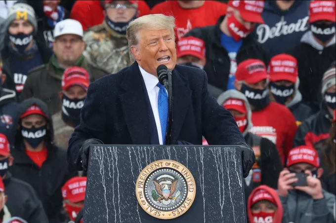 trumpa-140538_489.jpg Tổng thống Donald Trump phát biểu trước những người ủng hộ trong một cuộc gặp gỡ tranh cử tại Sân bay Quốc tế Capital Region ở Lansing, Michigan, ngày 27/10/2020. Ảnh: Getty Images.