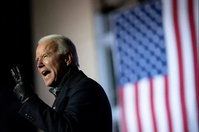 biden-085136_677.jpg Ứng cử viên Tổng thống của đảng Dân chủ Joe Biden phát biểu trong một cuộc vận động tranh cử, tối 2/11/2020. Ảnh: Getty Images.