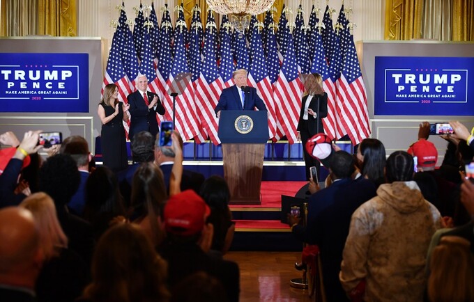 trump1-161204_228.jpg Tổng thống Donald Trump phát biểu tại phòng Đông của Nhà Trắng rạng sáng 4/11, vài tiếng sau khi ngày bầu cử chính thức kết thúc. Ảnh: AFP.