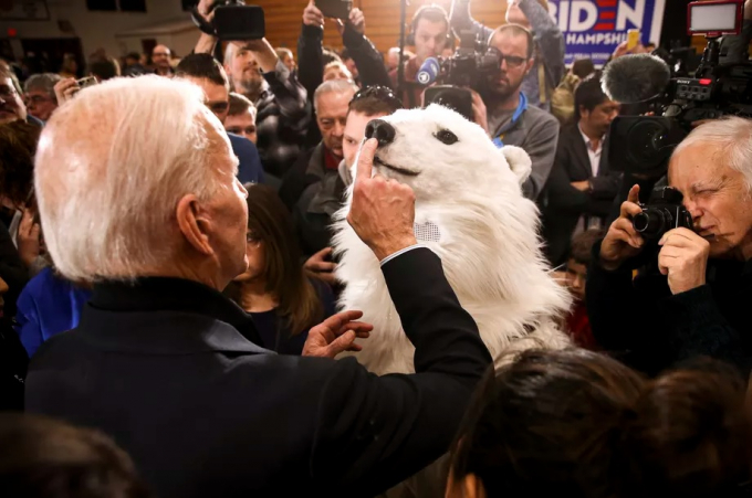 biden-084627_517.jpg Ông Biden chạm vào mũi một nhà hoạt động khí hậu trong trang phục gấu Bắc Cực tại một sự kiện vận động tranh cử ở Hudson, New Hampshire, ngày 9/2/2020. Ảnh: Getty Images.