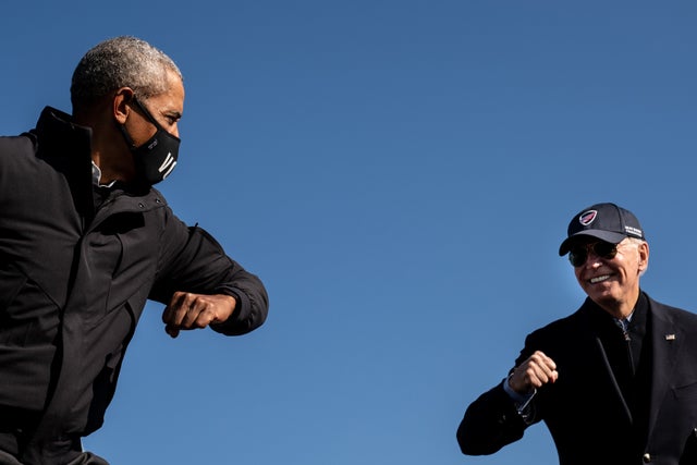 biden-obama-201753_308.jpg Barack Obama và Joe Biden chào nhau tại một cuộc tranh cử ở Flint, Michigan hồi năm 2008. Ảnh: New York Times.